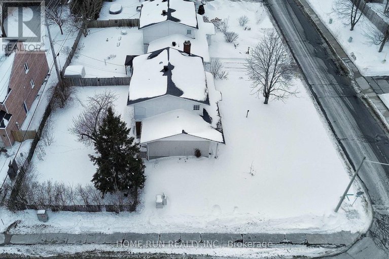 29376283/79-beaver-ridge/city-viewskylinefisher-heightsparkwood-hills/ottawa/ontario/K2E6E2_6