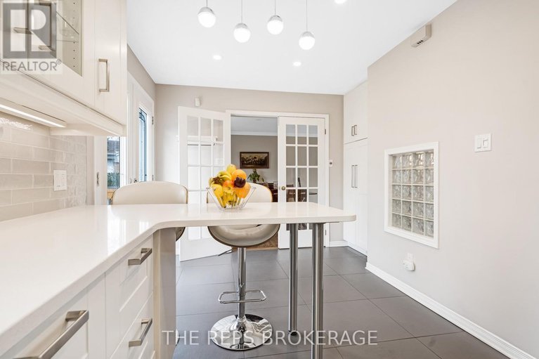 28336978/3062-upper-otterson-place/mooneys-bayrevelstoke/ottawa/ontario/K1V7B6_11