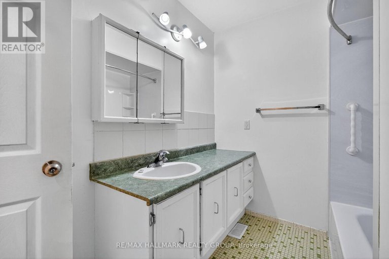 29038840/1415-plumber-avenue/carson-grove/ottawa/ontario/K1K4B2_37