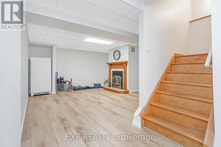 28998058/6084a-vineyard-drive/convent-glen/ottawa/ontario/K1C2M5_32