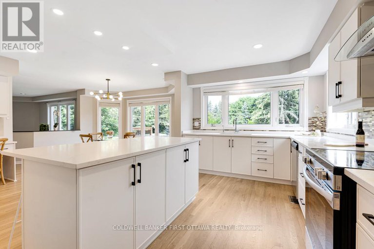 27833731/5525-pettapiece-crescent/manotick-village-manotick-estates/ottawa/ontario/K4M1C6_11