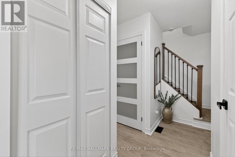 29664979/226-old-colony-road/glencairnhazeldean/ottawa/ontario/K2L1M7_4