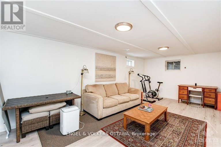 29567928/317-summit-avenue/alta-vistafaircrest-heights/ottawa/ontario/K1H5Z9_16