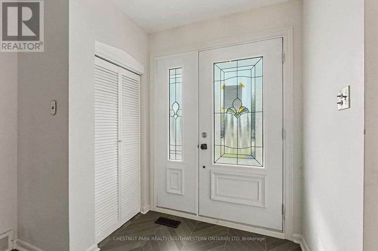 29207930/809-smyth-road-n/elmvale-acres/ottawa/ontario/K1G1P2_4