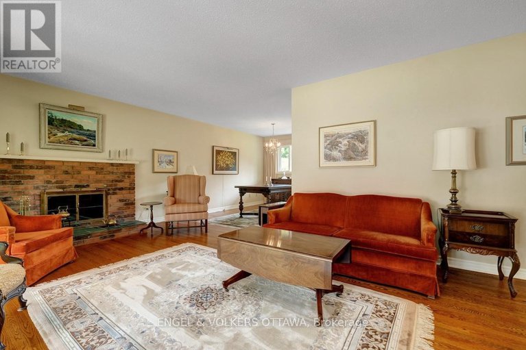 28812016/15-dickson-street/bruce-farmgraham-parkqualicumbellands/ottawa/ontario/K2H7H6_9