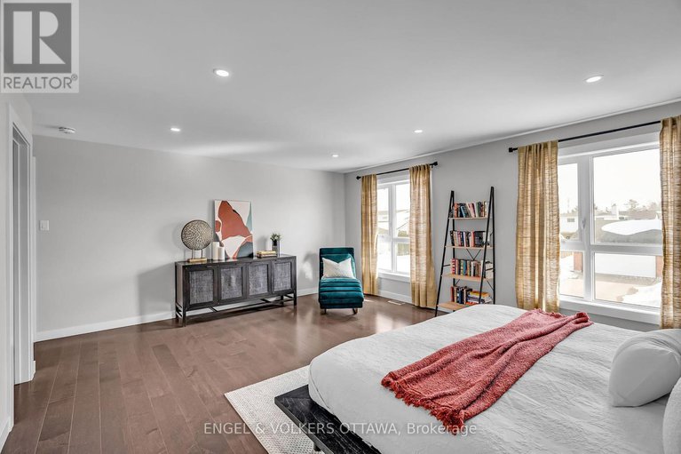 28458762/8-roselawn-court/craig-henrywoodvale/ottawa/ontario/K2G4J2_24
