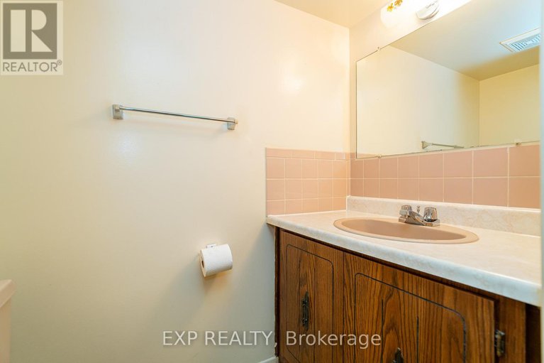 28904328/1008-riddell-avenue-s/mckellar-heightsglabar-park/ottawa/ontario/K2C2J5_15