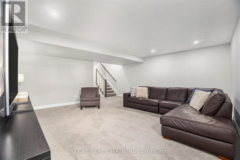 28596874/517-pimiwidon-street/cfb-rockcliffe-and-area/ottawa/ontario/K1K5A1_41