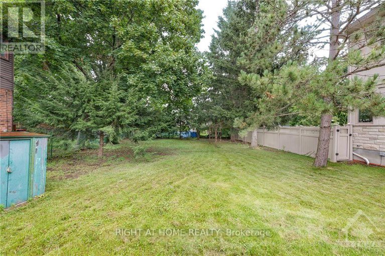 28472133/827-riddell-avenue-n/mckellar-heightsglabar-park/ottawa/ontario/K2A2V8_4