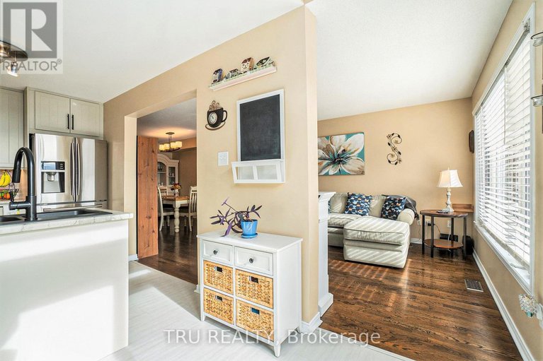 28989058/214-arrita-street-e/emerald-meadowstrailwest/ottawa/ontario/K2S0J7_12