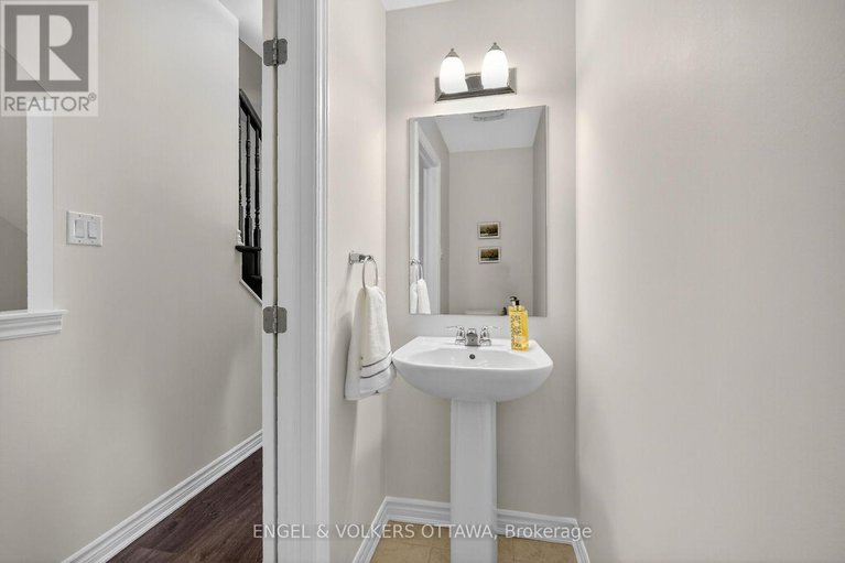 29023923/827-kiniw-private-se/cfb-rockcliffe-and-area/ottawa/ontario/K1K5A3_16