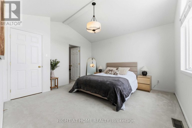 29403444/4-castle-glen-crescent/glencairnhazeldean/ottawa/ontario/K2L4H1_18