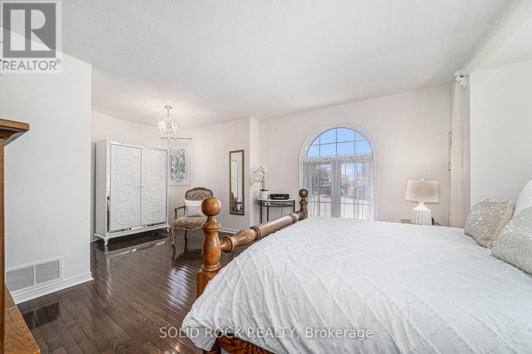 28650656/19-cullen-court/craig-henrywoodvale/ottawa/ontario/K2G4Z2_16