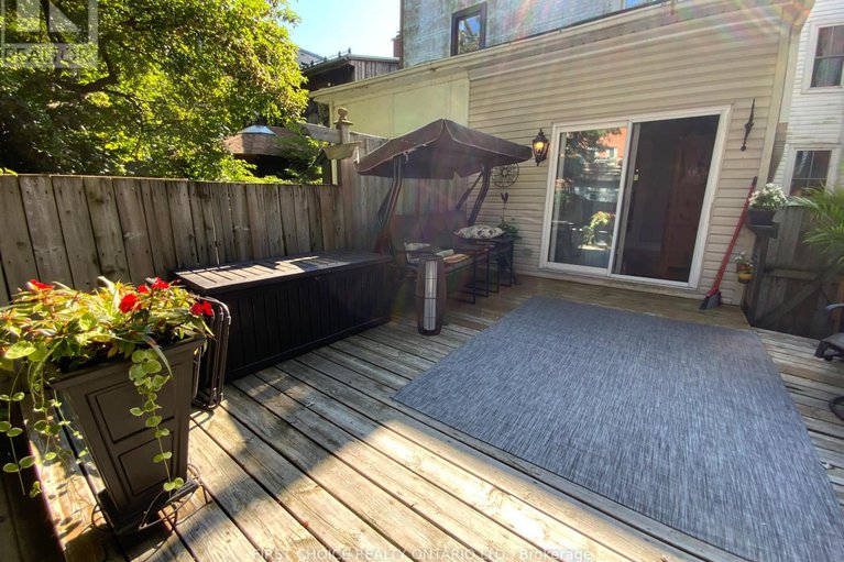 27992529/245-york-street/lower-town/ottawa/ontario/K1N5T9_27