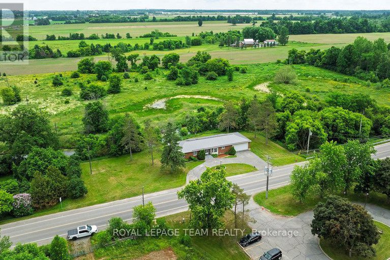 29224787/517-donald-b-munro-drive/carp/ottawa/ontario/K0A1L0_2