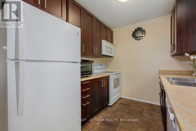 28553457/1951-greenvale-lane/chateauneuf/ottawa/ontario/K1C6E2_15
