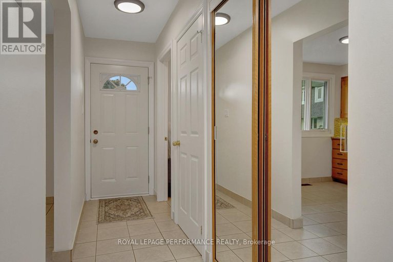 28710686/22-550-straby-avenue/overbrookcastle-heights/ottawa/ontario/K1K1H1_3