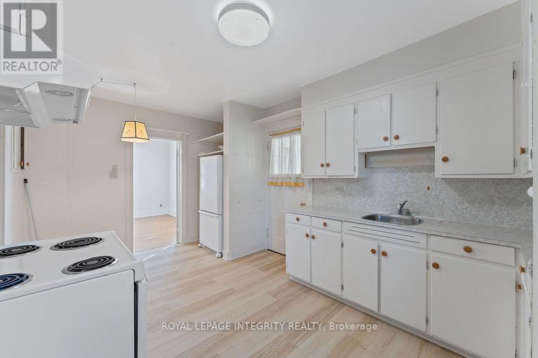 28943384/472-edison-avenue/mckellarhighland/ottawa/ontario/K2A1T9_17