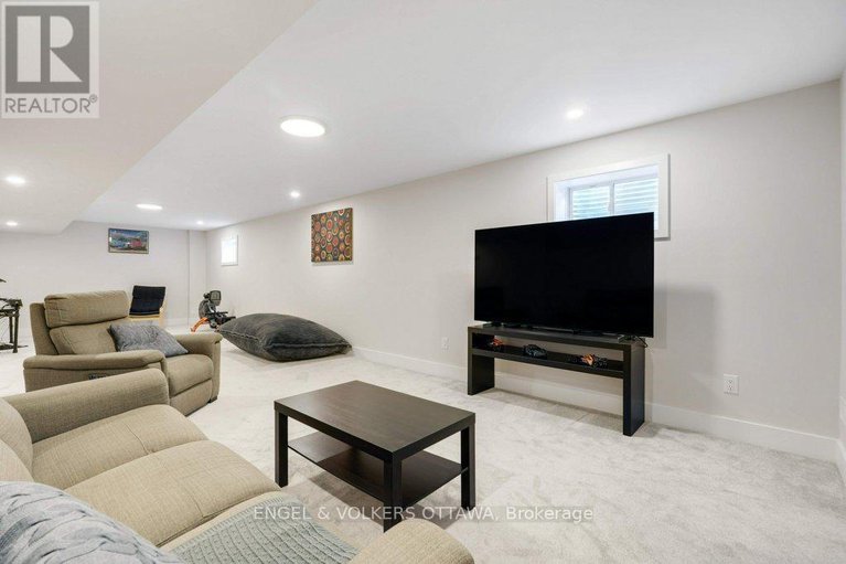28933678/1010-carden-lane/orleans-village/ottawa/ontario/K1W0N3_43