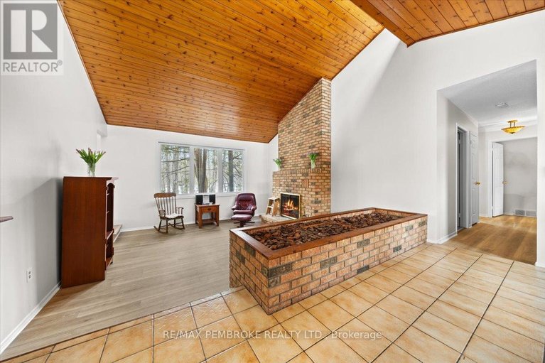 29556813/1235-millburn-crescent/cumberland-ridge/ottawa/ontario/K4C1C9_6