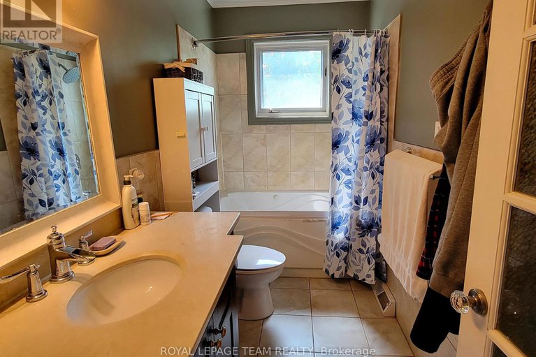 28427099/16-peter-street-s/maxville/north-glengarry/ontario/K0C1T0_24