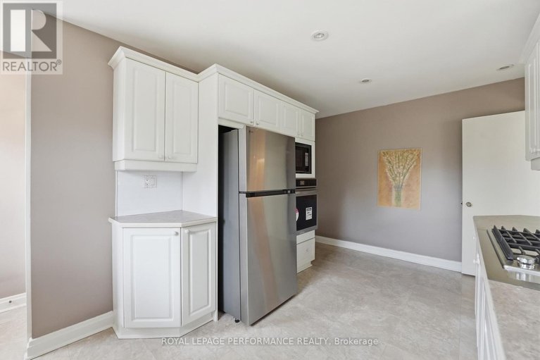 29644956/880-melwood-avenue/mckellar-heightsglabar-park/ottawa/ontario/K2A3C3_22