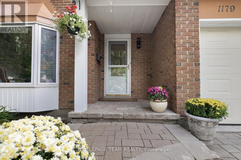 28840948/1179-st-moritz-court/convent-glen-north/ottawa/ontario/K1C2B2_2