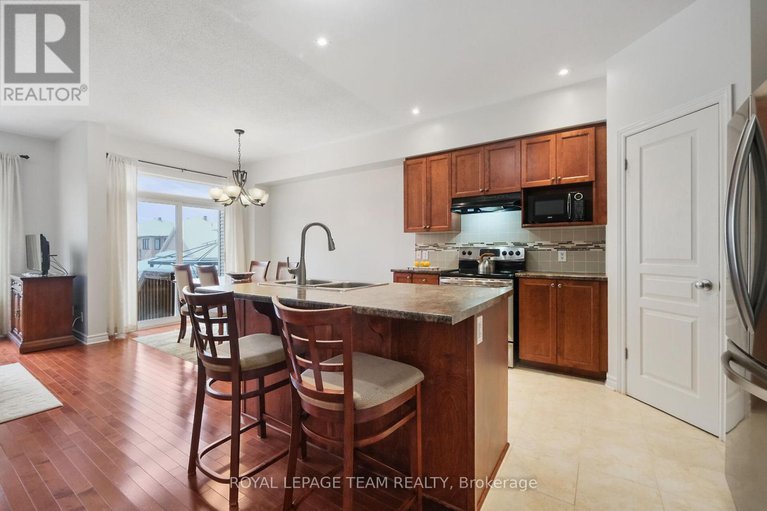 29255822/211-butterfly-walk/mer-bleuebradley-estatesanderson-park/ottawa/ontario/K1W0G6_20