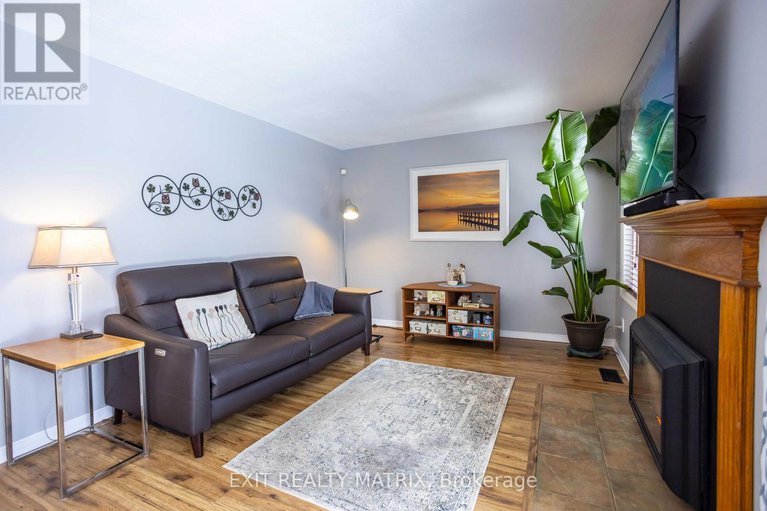 29422357/1879-rosewind-court/chapel-hill/ottawa/ontario/K1C7E3_15