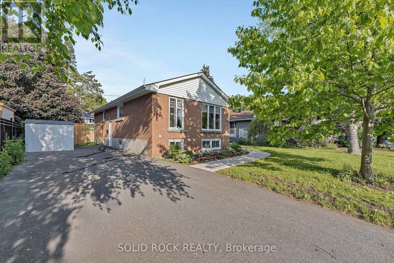 28414092/1229-erindale-drive/copeland-park/ottawa/ontario/K2C2G2_1