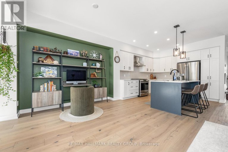 29405995/2260-copperhead-street/mer-bleuebradley-estatesanderson-park/ottawa/ontario/K1W4W6_17