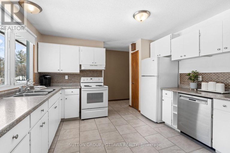 28296607/6489-rideau-valley-drive-n/manotick-south-to-roger-stevens/ottawa/ontario/K4M1B3_7