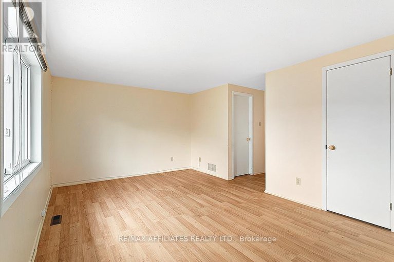 28493439/1911-simard-drive/chateauneuf/ottawa/ontario/K1C3B9_12