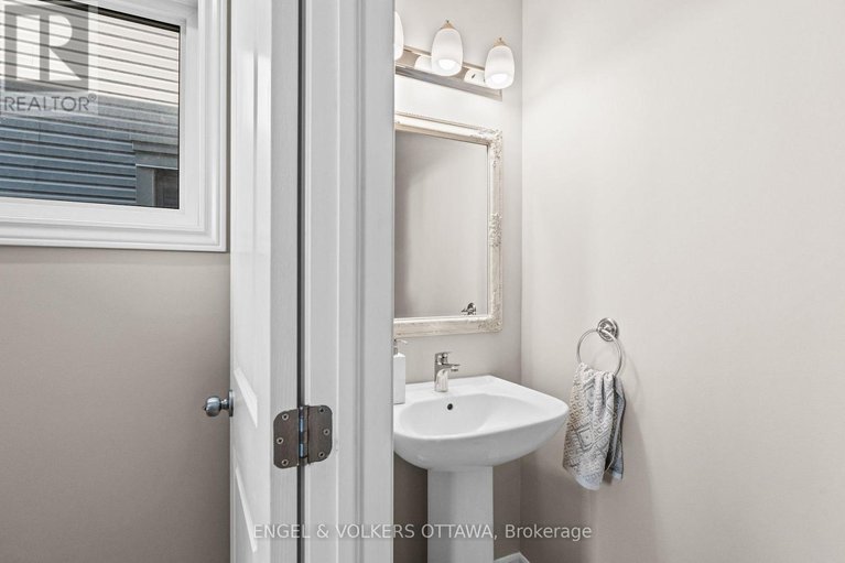 28498839/618-lauraleaf-crescent/half-moon-bay/ottawa/ontario/K2J6G9_6