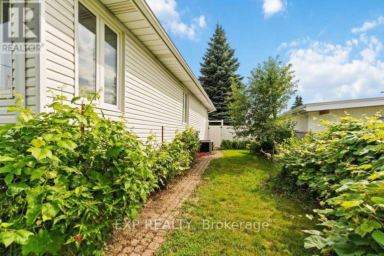 28608756/6-lyall-street/city-viewskylinefisher-heightsparkwood-hills/ottawa/ontario/K2E5G6_33