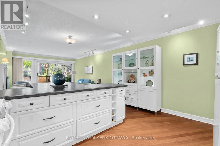 28953210/4-74-somerset-street-w/ottawa-centregolden-triangle/ottawa/ontario/K2P0H5_6