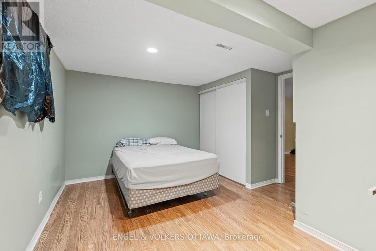 28350616/1372-ridgedale-street/emerald-woodssawmill-creek/ottawa/ontario/K1T1C5_31