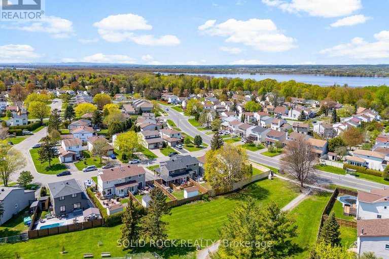 28313092/316-singleton-way/chatelaine-village/ottawa/ontario/K1E2B3_33