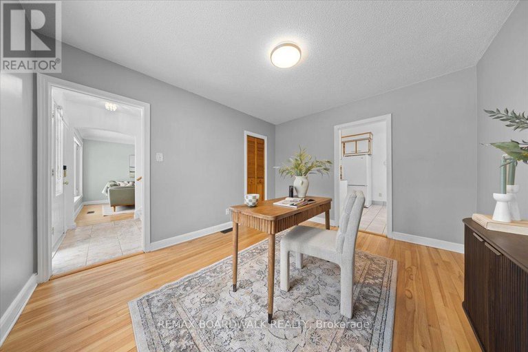 29391601/1446-woodward-avenue/carlington/ottawa/ontario/K1Z7W3_22