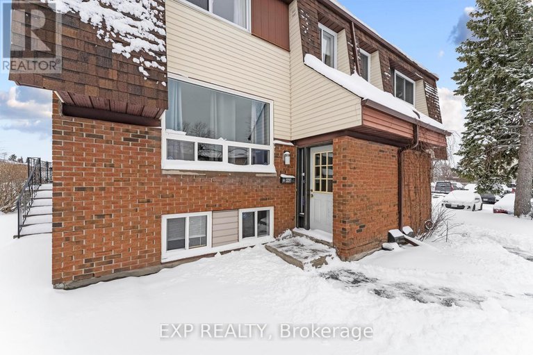 29415579/52-44a-woodvale-green/craig-henrywoodvale/ottawa/ontario/K2G4H4_3