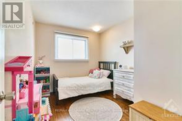 29328139/841-balsam-drive/chatelaine-village/ottawa/ontario/K1E1B8_13