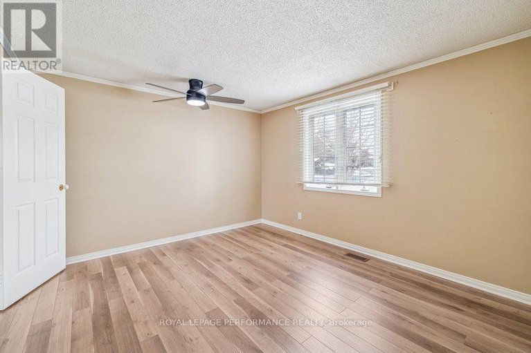 29377761/348-amiens-street/bilberry-creekqueenswood-heights/ottawa/ontario/K1E1N9_15