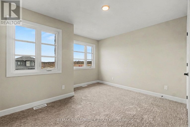 29490953/404-falcon-lane/village-of-russell/russell/ontario/K4R1E5_11