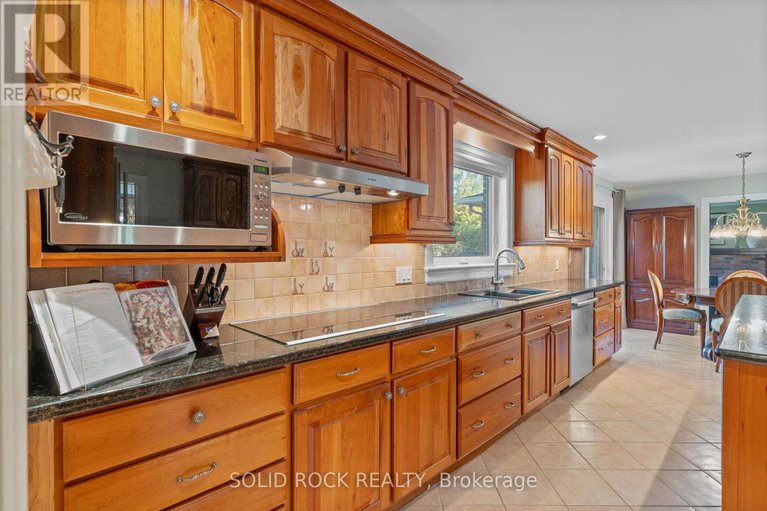 28931406/5569-whitewood-avenue/manotick-village-manotick-estates/ottawa/ontario/K4M1E1_16