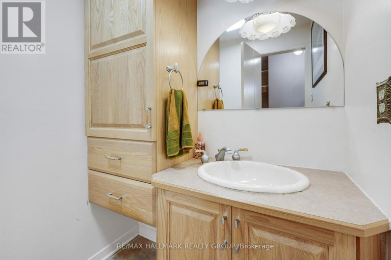 28869617/1-northview-road/city-viewskylinefisher-heightsparkwood-hills/ottawa/ontario/K2E6A6_33