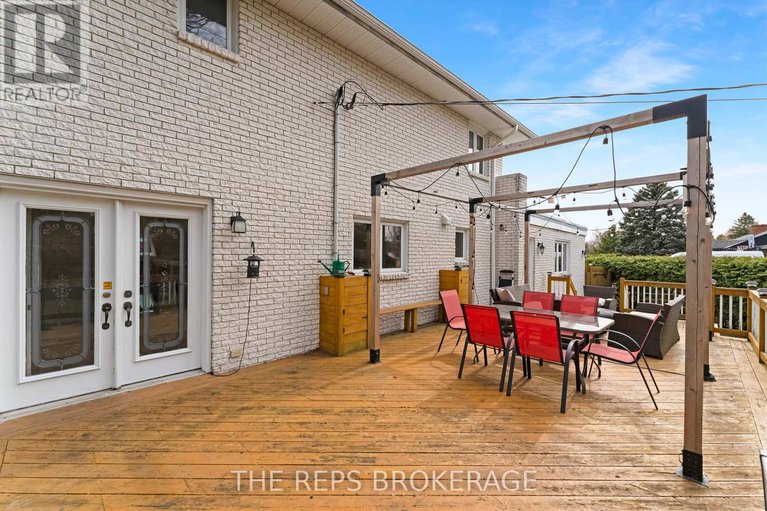 28336978/3062-upper-otterson-place/mooneys-bayrevelstoke/ottawa/ontario/K1V7B6_29