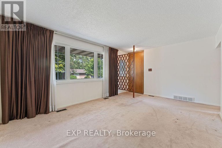 28779116/2536-roman-avenue/queensway-terrace-north/ottawa/ontario/K2B7X9_6