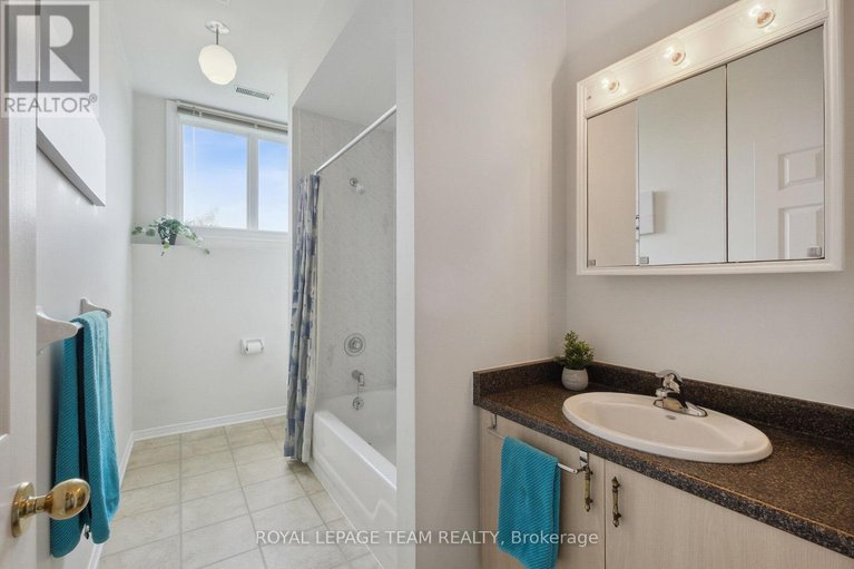 28816366/8665-russell-road/sarsfieldbearbrook/ottawa/ontario/K4B0J7_27