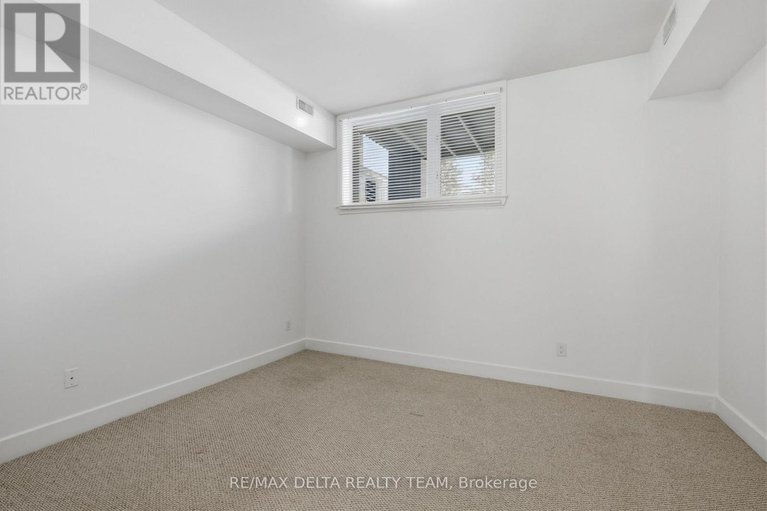 29301547/6-33-bergeron-private/chapel-hill/ottawa/ontario/K1C0C2_22