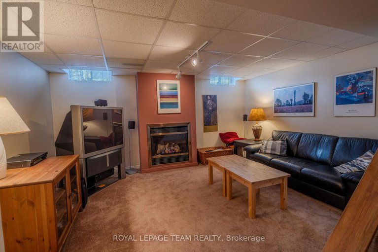 29296774/118-seabrooke-drive/glencairnhazeldean/ottawa/ontario/K2L2R4_29